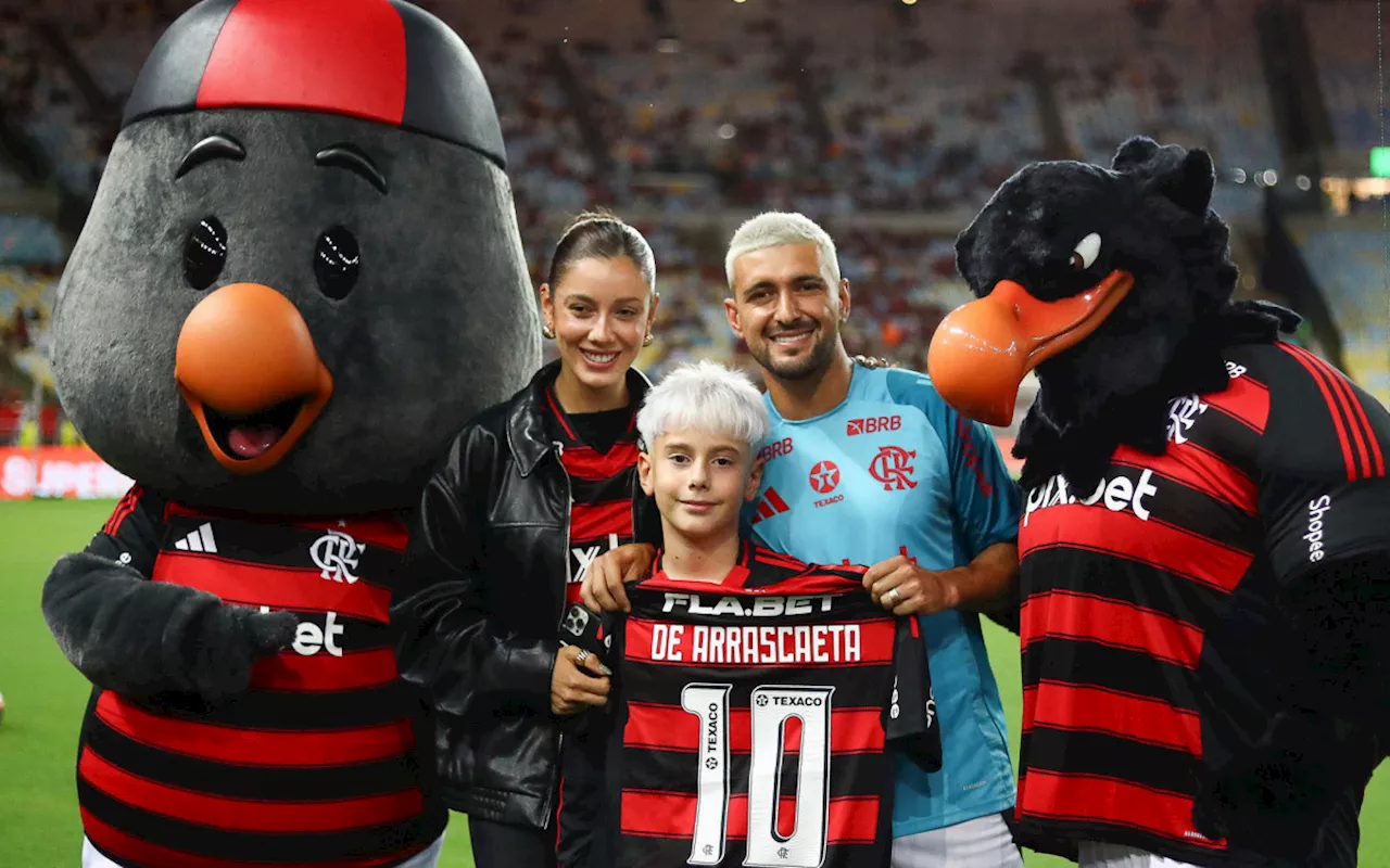 Com 'bênção' de Zico no Maracanã, Arrascaeta recebe a camisa 10 do Flamengo