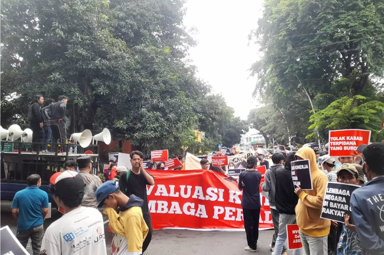 Mahasiswa Demo di Kejagung RI, Tolak PK Adetya Yessy yang Berstatus DPO