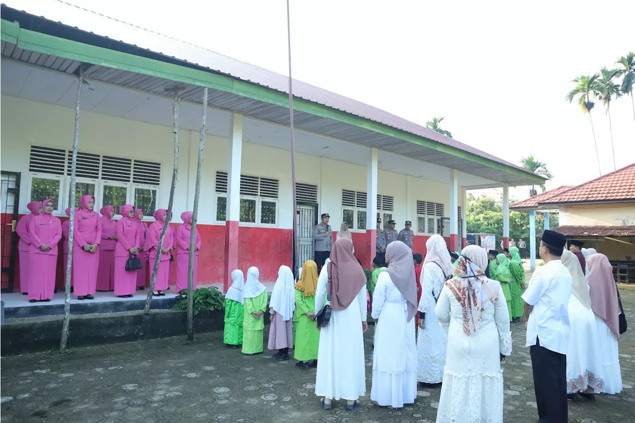 Polres Indragiri Hulu Berikan Makanan Bergizi ke Siswa SDN 029 Teluk Erong