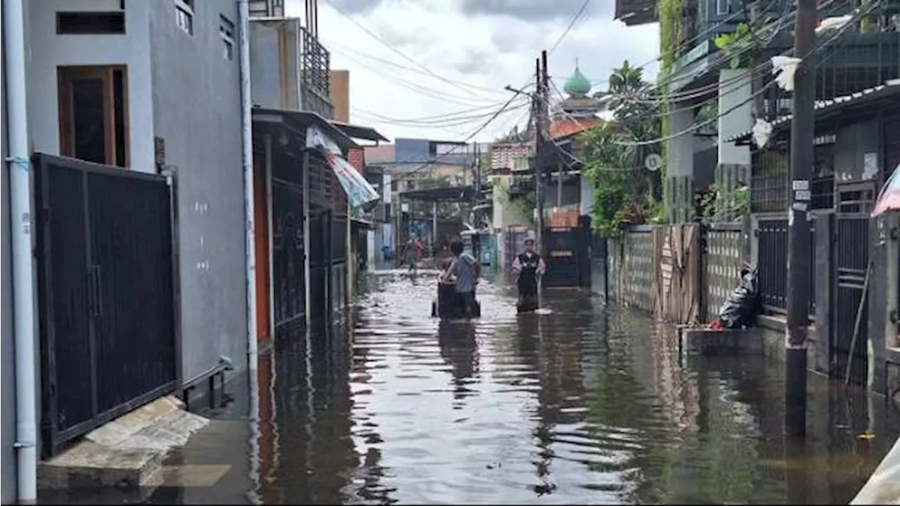 Genangan di DKI Jakarta Menyebabkan Ratusan Warga Mengungsi