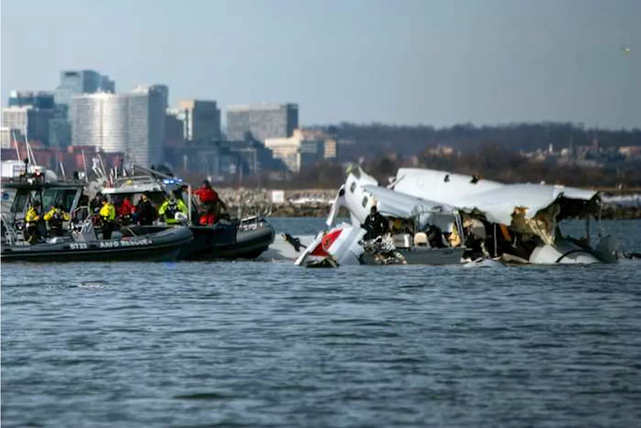 Boats return to the Potomac River for DC plane crash recovery and investigation