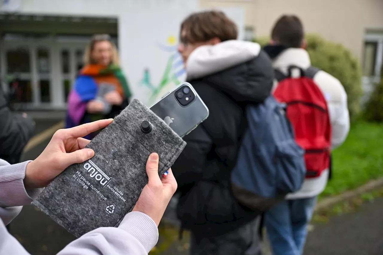 « Sans portable, tout le monde est à égalité » : à Lyon, le bilan positif d’une interdiction dans un collège