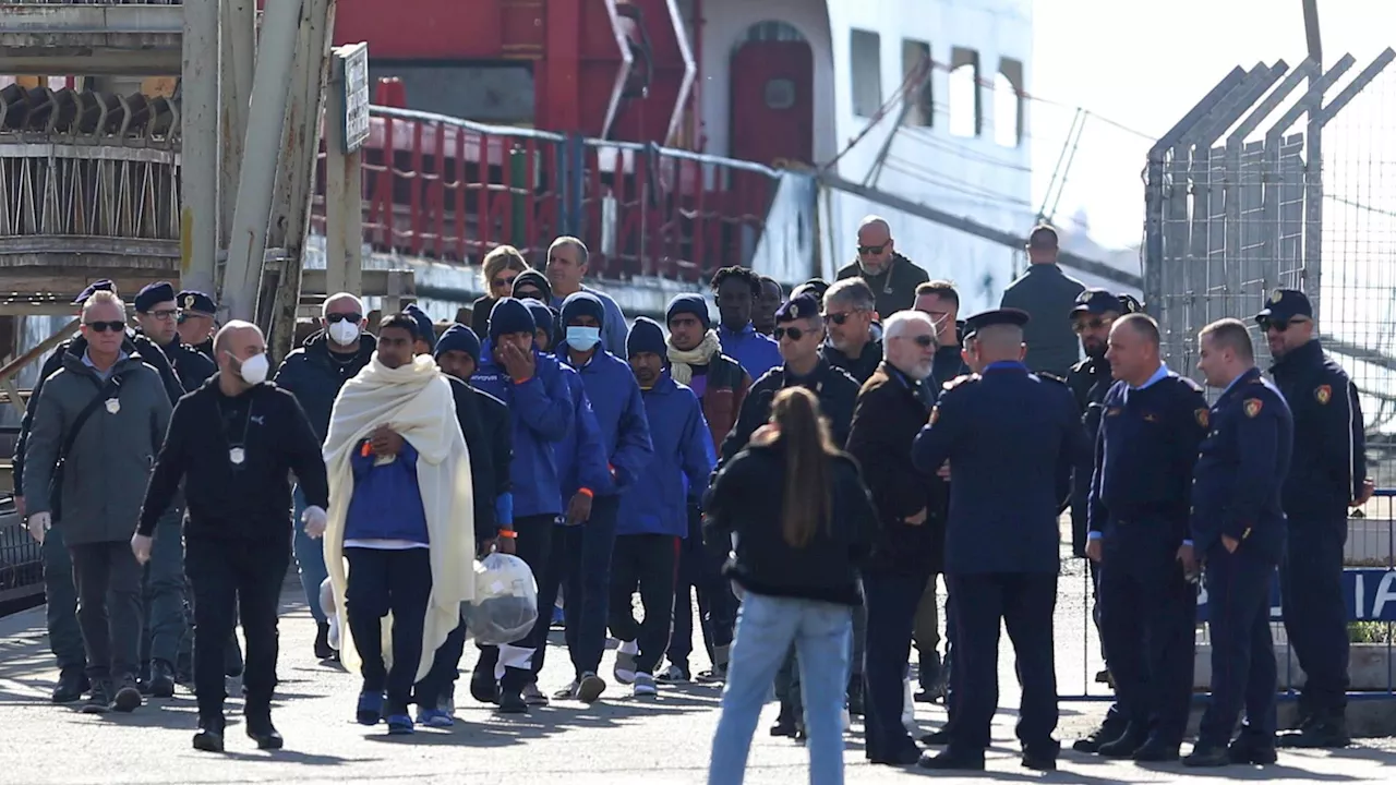 Tornano in Italia i 43 migranti di Gjader