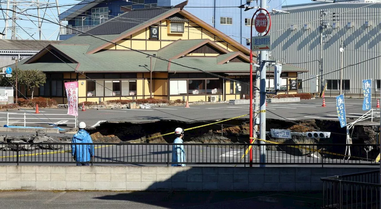 Voragine in Giappone: Autista intrappolato da tre giorni