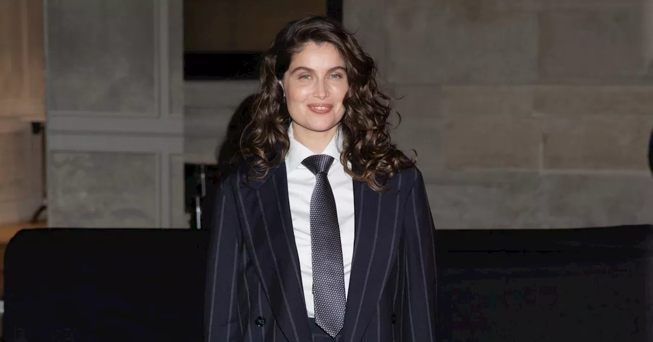 Laetitia Casta et le costume Armani : un clin d'œil aux années 90