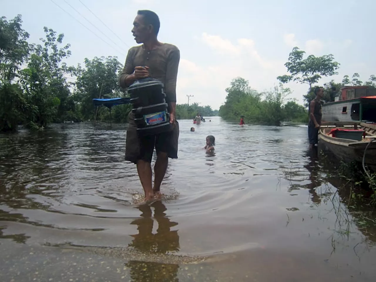 Banjir Riau: Jalan Lintas Terputus, Belajar Tertunda