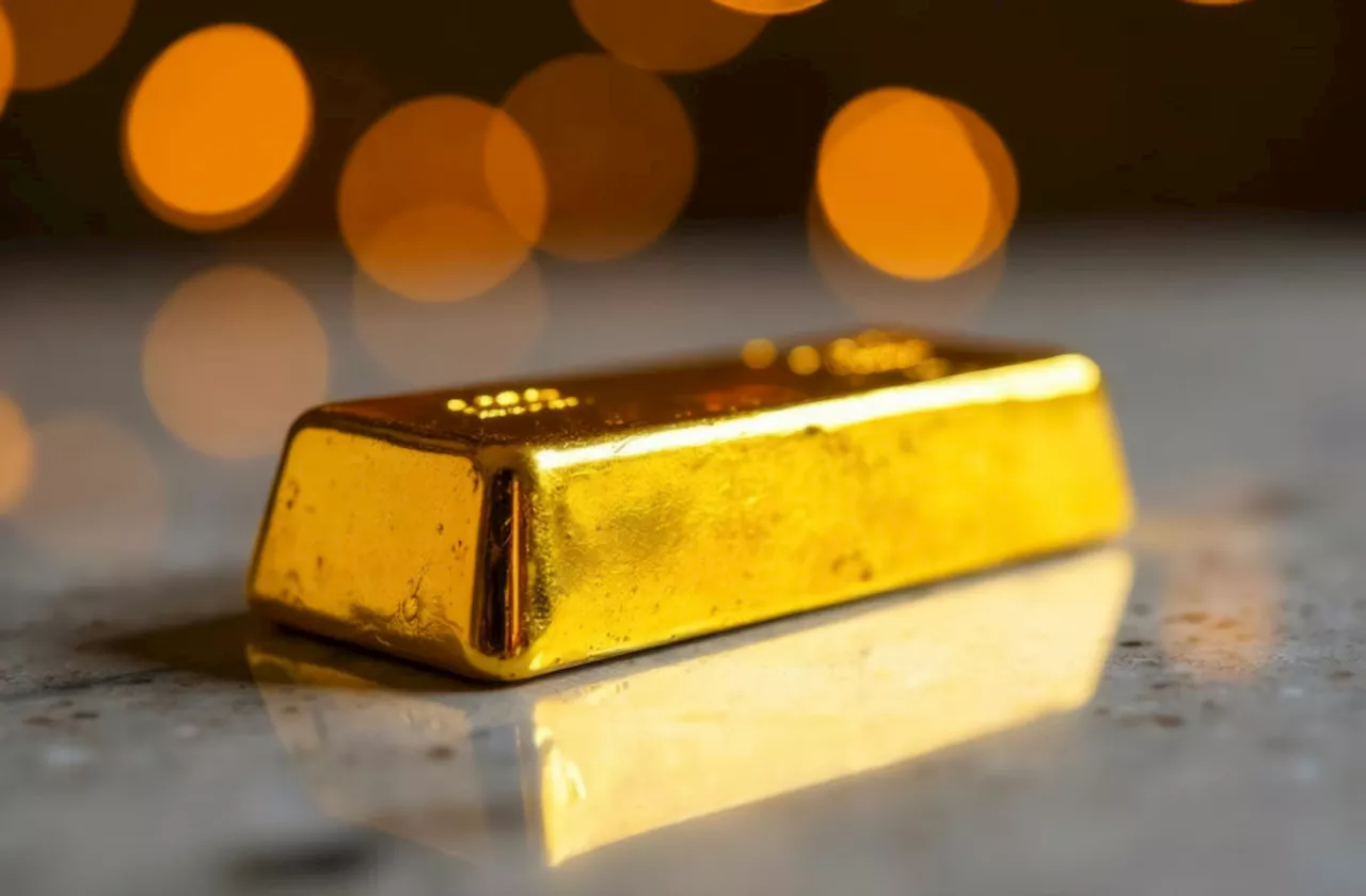 Gold price climbs to record as traders weigh threat from tariffs