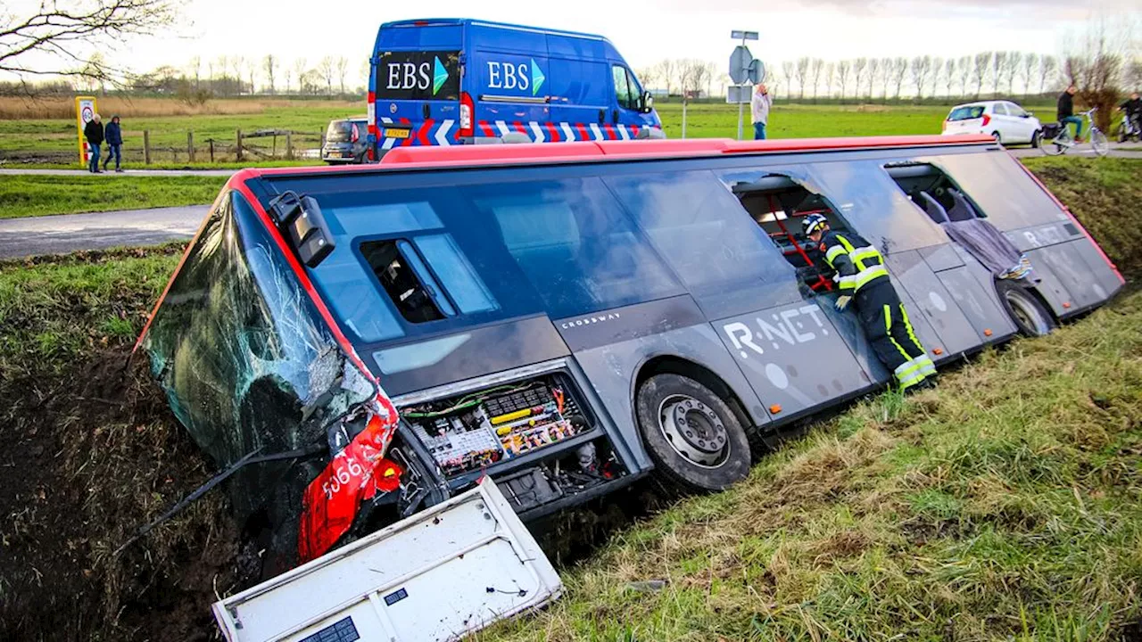 Buspassagier (15) op intensive care na ongeluk bij Zwartewaal