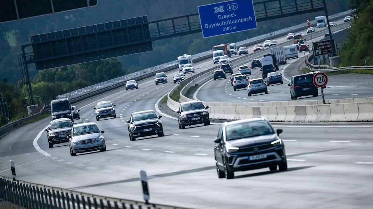 Linksfahrer, Drängler und Co.: Lichthupe für Schleicher? Was auf Autobahnen erlaubt ist