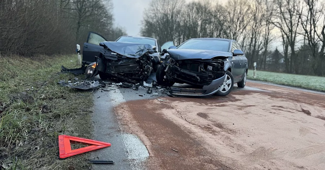 Unfall im Bielefelder Norden durch Straßenglätte - zwei Autos kollidieren frontal