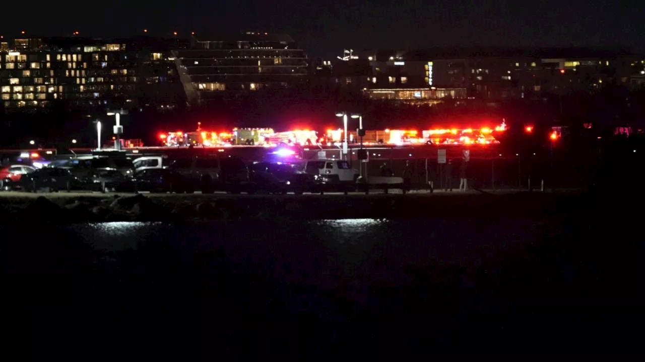 Van 40 cuerpos recuperados tras choque de avión con helicóptero en Washington