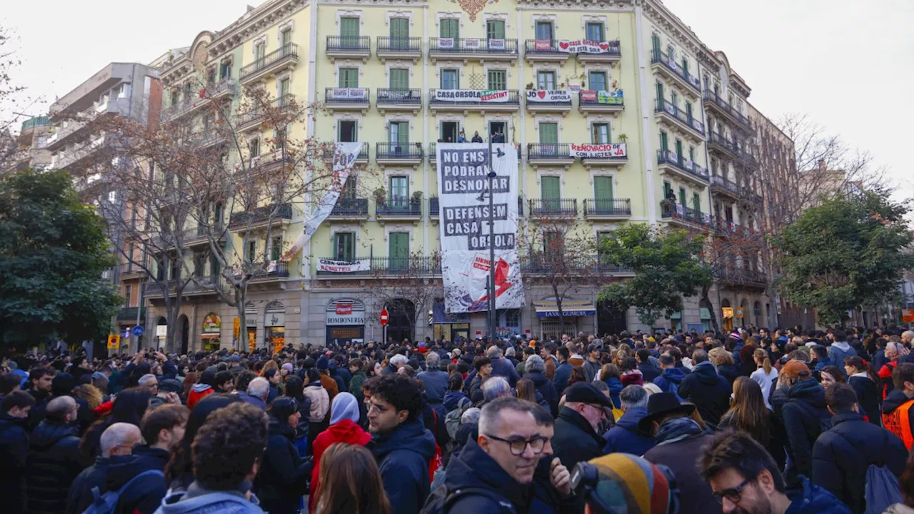 Cientos de personas se concentran en Casa Orsola ante el posible desalojo de un vecino