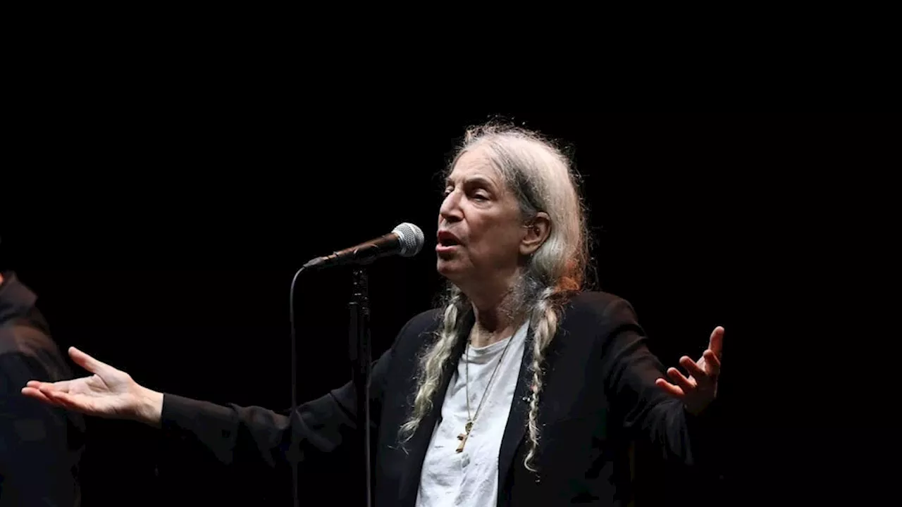 Patti Smith benadrukt dat het goed met haar gaat na flauwvallen tijdens concert