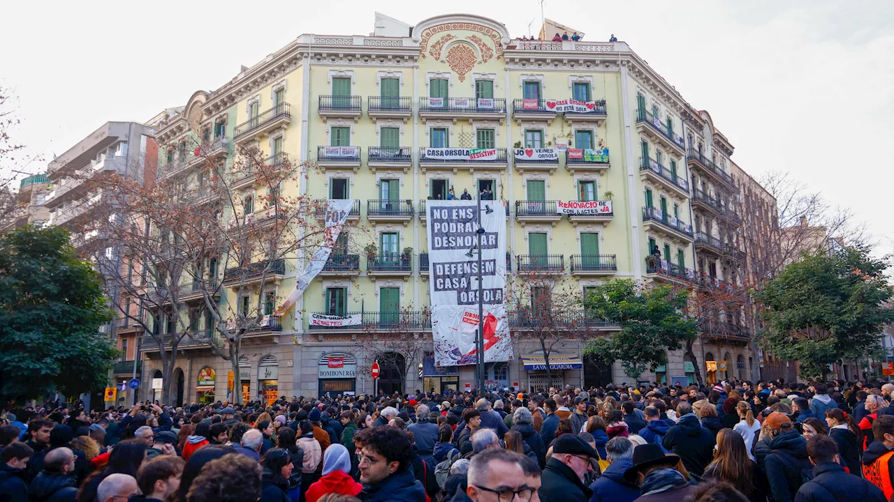 Cientos de vecinos se manifiestan en Barcelona para evitar el desahucio previsto en la casa Orsola