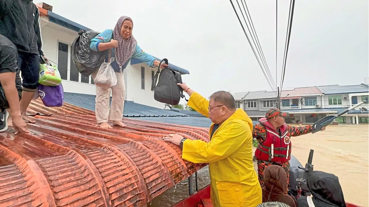 Bintulu Floods: More Help Arrives as Minister Highlights Drainage System Issues