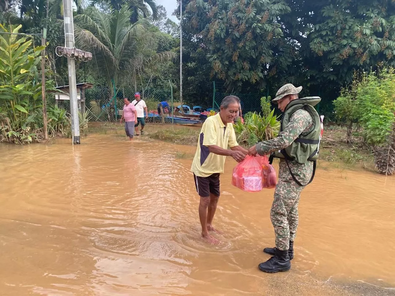 Floods: Border Regiment deployed to help relief efforts in Sibu