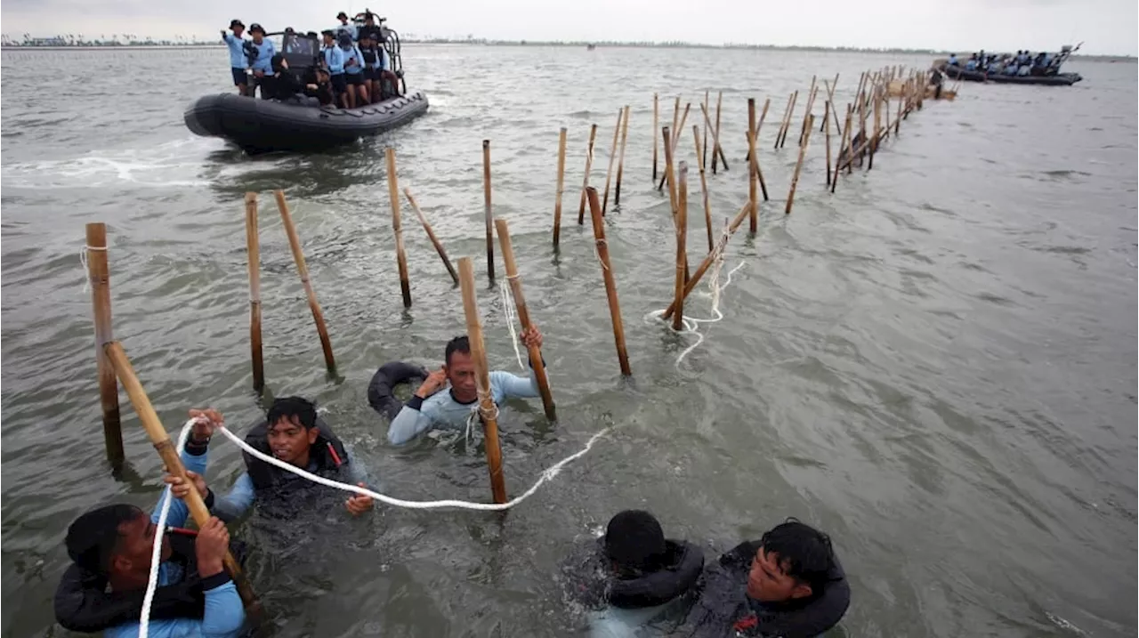 Kopaska Bongkar Pagar Laut di Pantai Tanjung Pasir