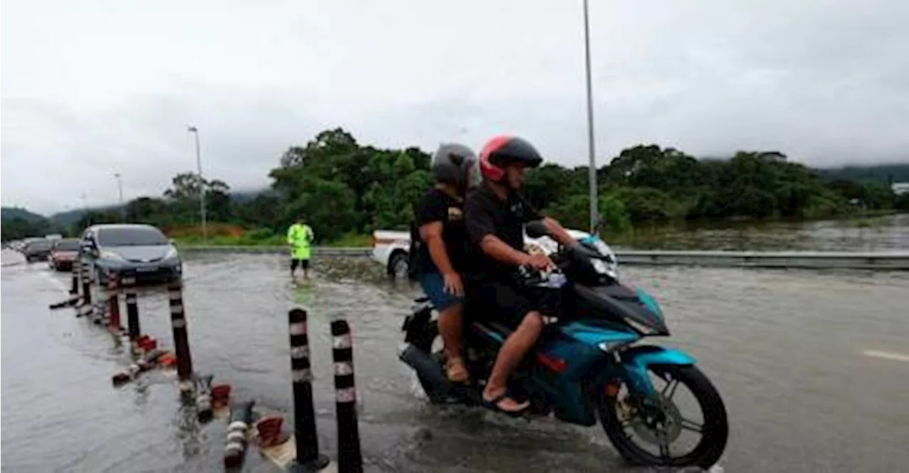 Continuous Downpour Warning Issued for Seven Sarawak Divisions