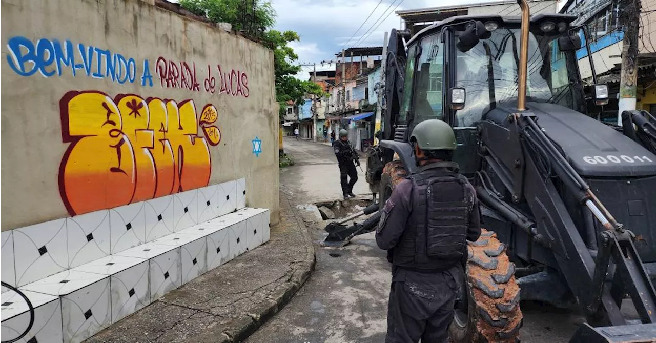 Polícia Militar realiza operação no Complexo de Israel, com tiroteio e interdição da Avenida Brasil