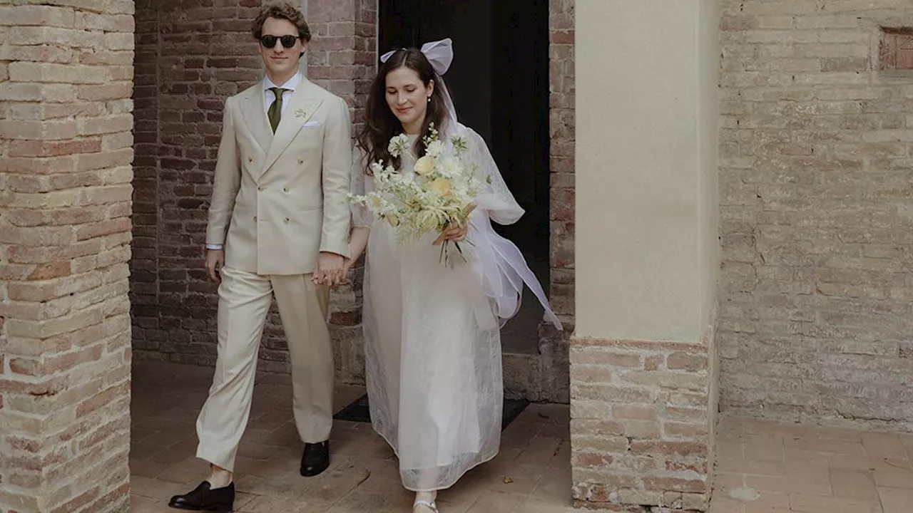 Matrimonio a Perugia in un monastero. Un fiocco al posto del velo, Mary Jane flat trasparenti e un abito da sposa etereo sono il guardaroba Bridal perfetto per questa favola moderna