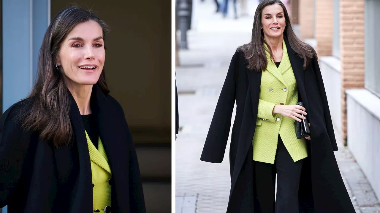 La reina Letizia combina pantalones negros con el saco verde limón ideal para Primavera-Verano 2025