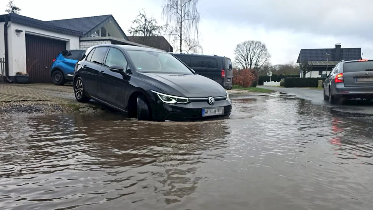 Wasser steht am Krummackerweg in Voerde trotz normalem Regen