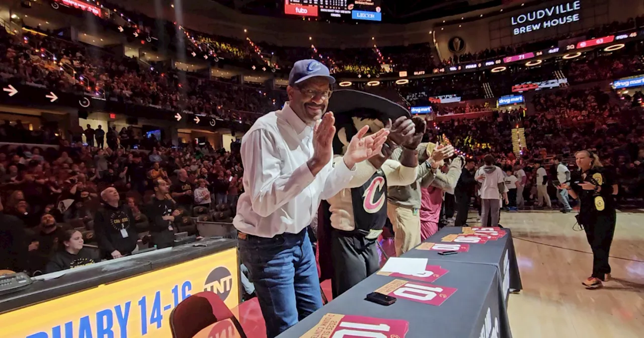 Larry Nance Sr. Judges Cavs Halftime Dunk Contest