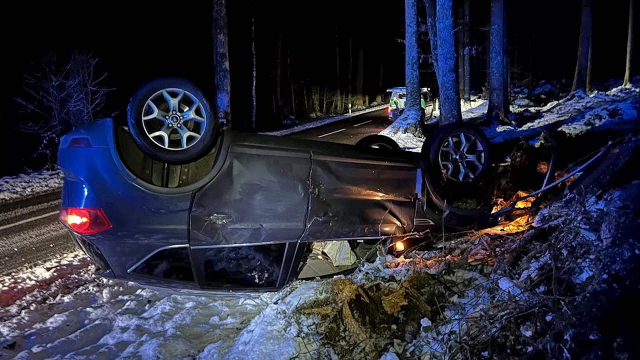 30-Jähriger verliert Kontrolle, Auto überschlägt sich