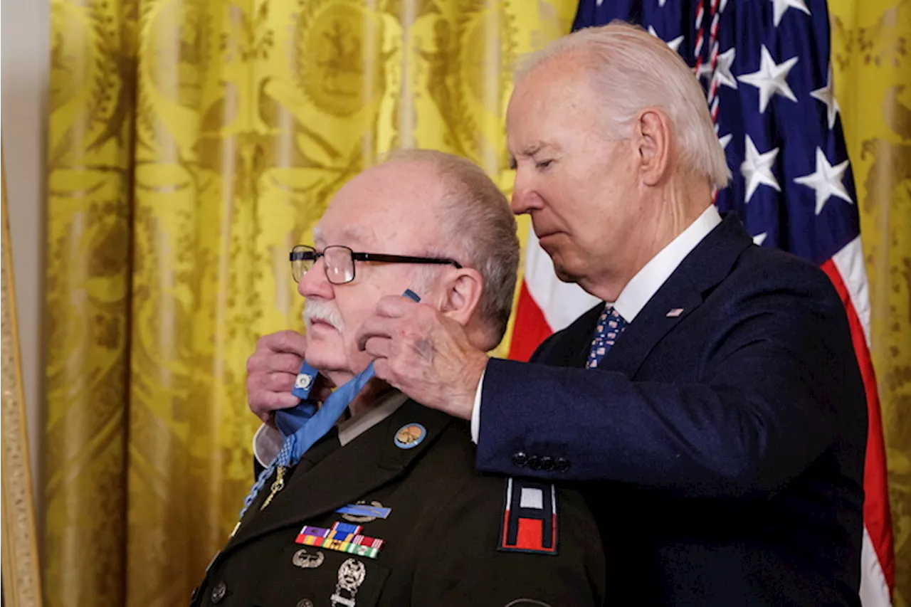 Il presidente Joe Biden assegna la medaglia d'onore