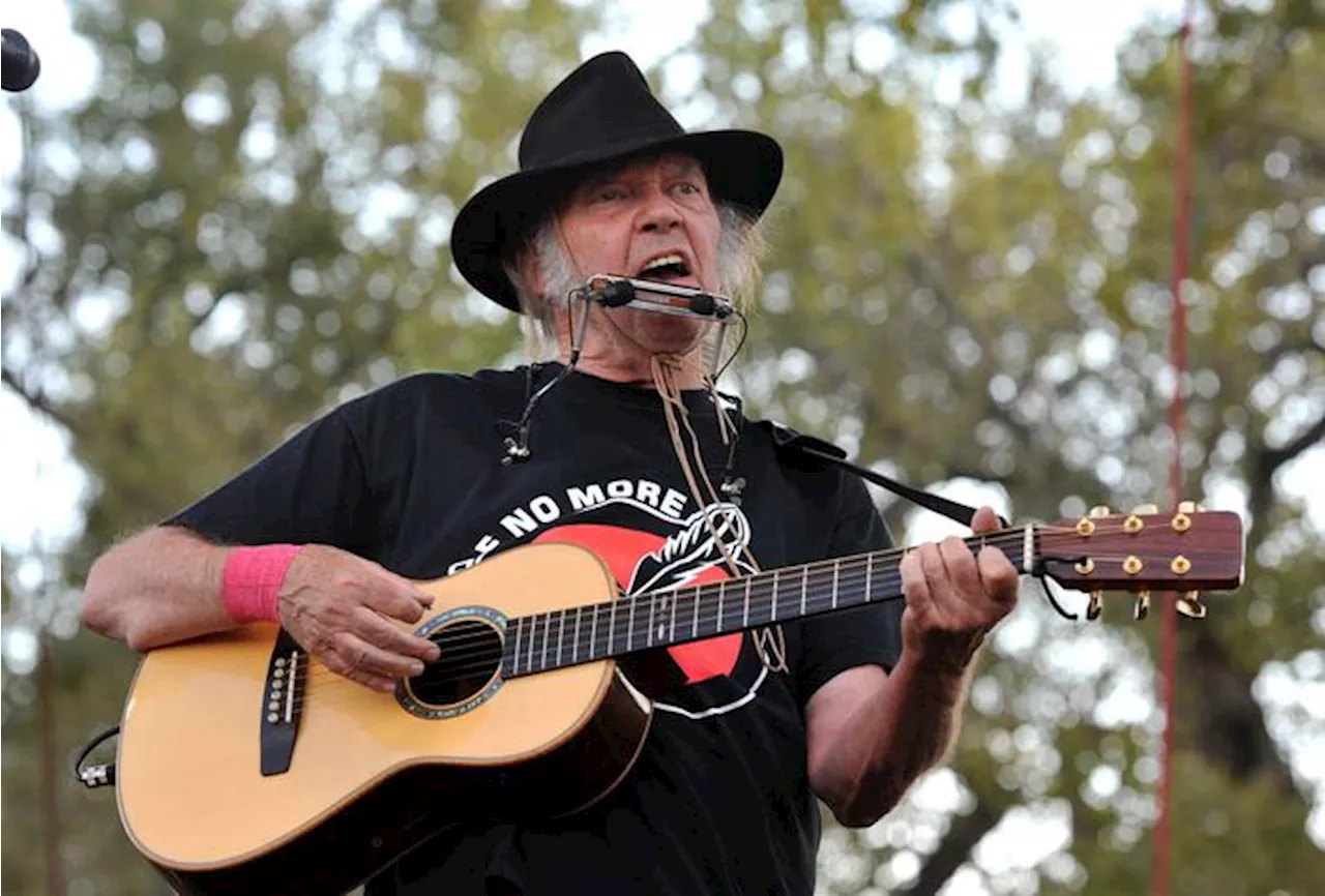 Neil Young cambia idea, andrà al festival di Glastonbury