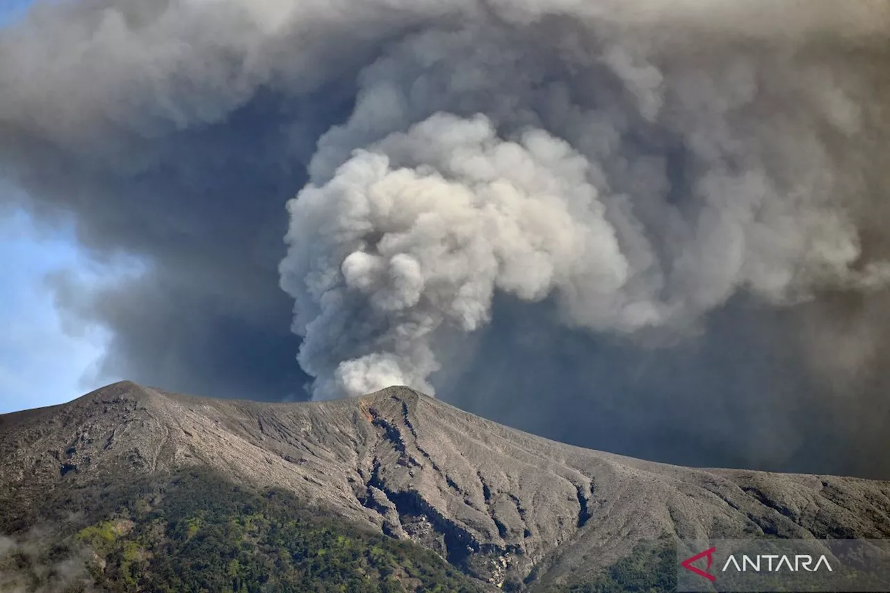 Gunung Marapi Erupsi, Abu Vulkanik Terlihat dari Padang Panjang