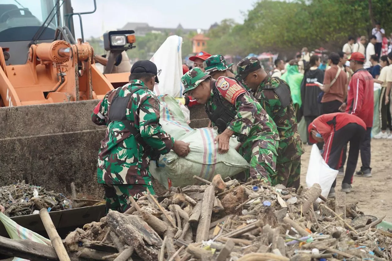 Prajurit Kodam Udayana Bersihkan Sampah Laut di Pantai Kuta