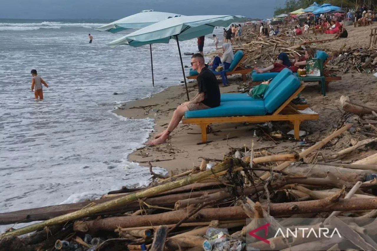 Sampah dari Pulau Jawa dan Negara Lain Terdampar di Pantai Bali