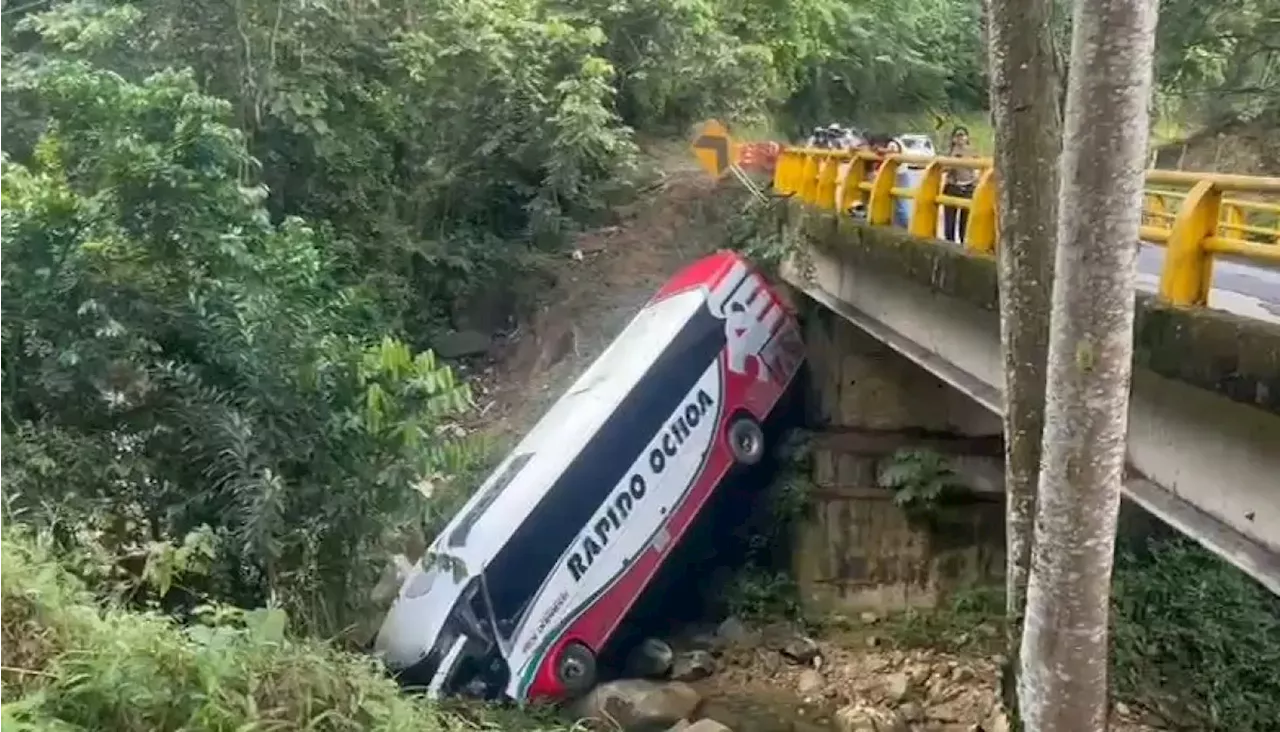 Puente de Reyes comenzó con accidentes en Antioquia y deslizamiento de tierra en el Chocó