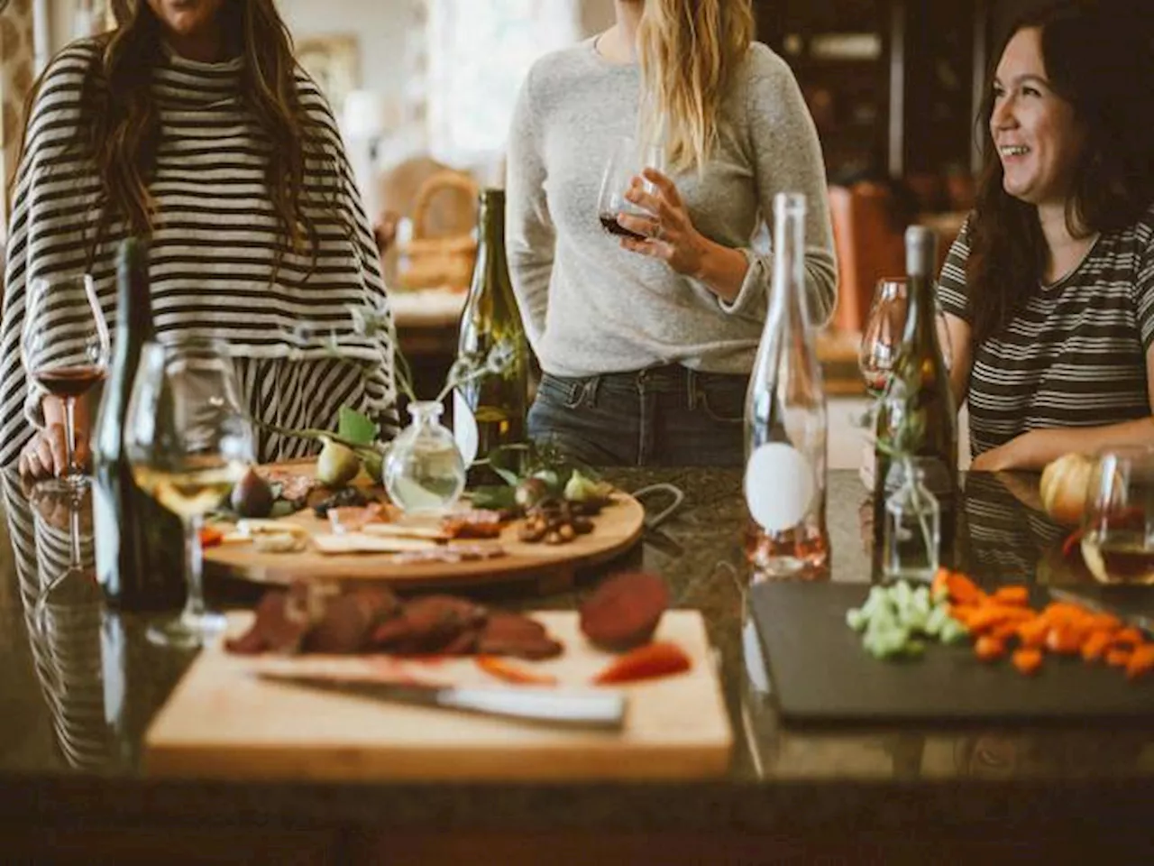 Oltre il Vino: Gusti Chic per un Regalo da Cena