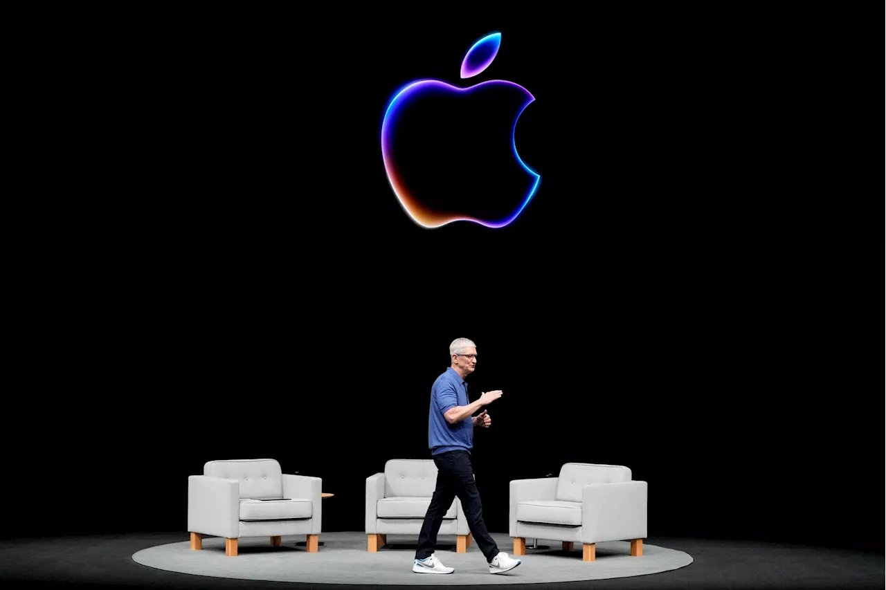 Apple’s Tim Cook joins list of tech CEOs courting Trump