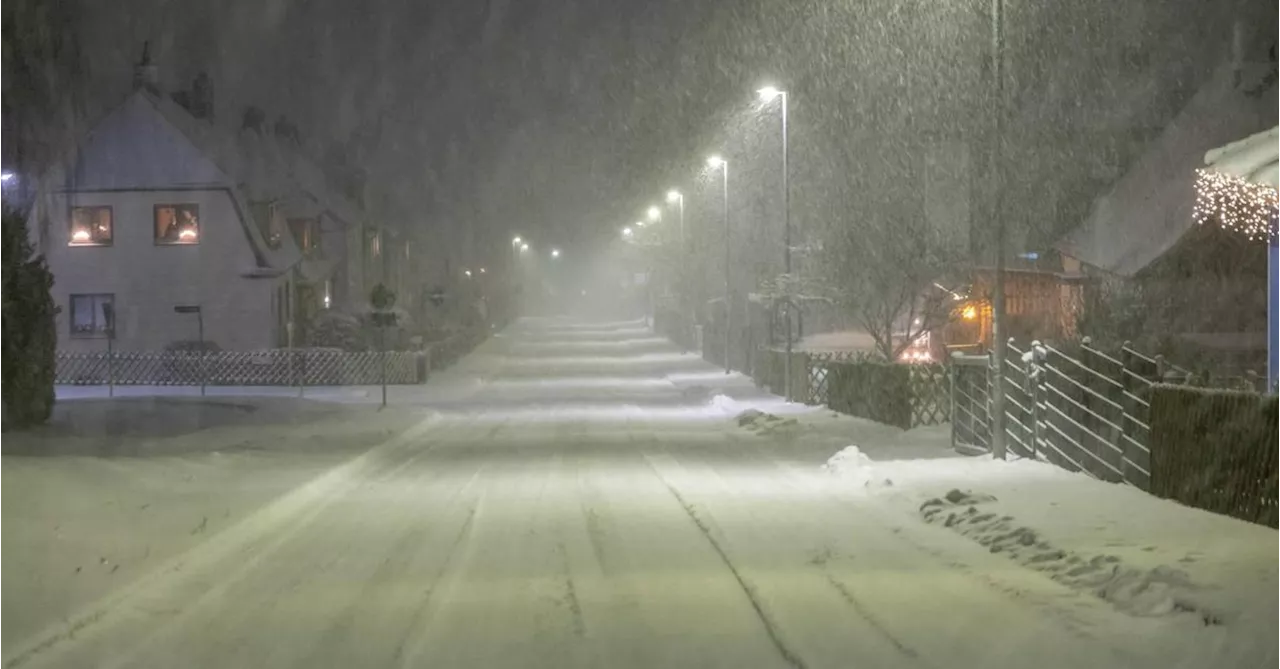 Achterfahrzeug-Zusammenstoß bei Winterbedingungen verletzt vier