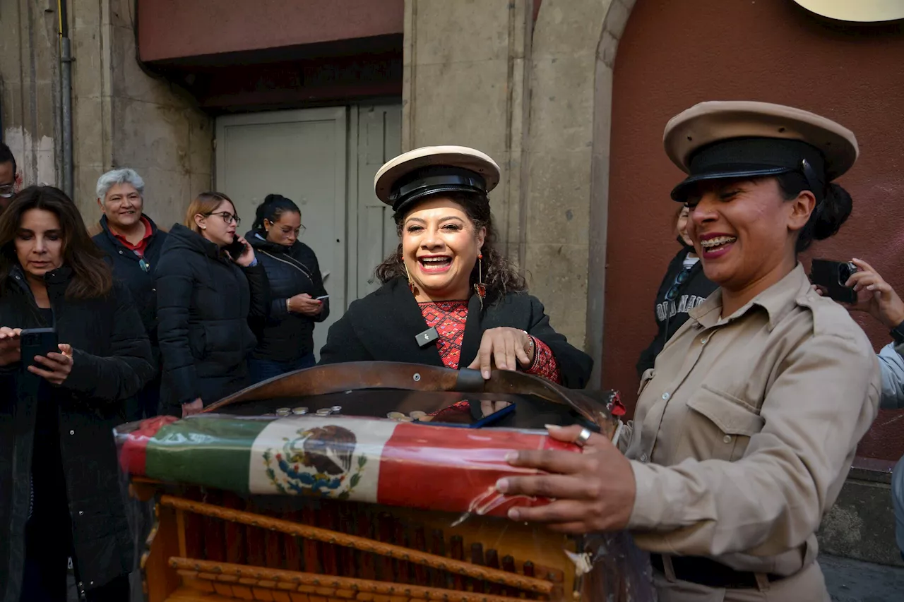 Clara Brugada toca un organillo en el Centro Histórico de la CDMX