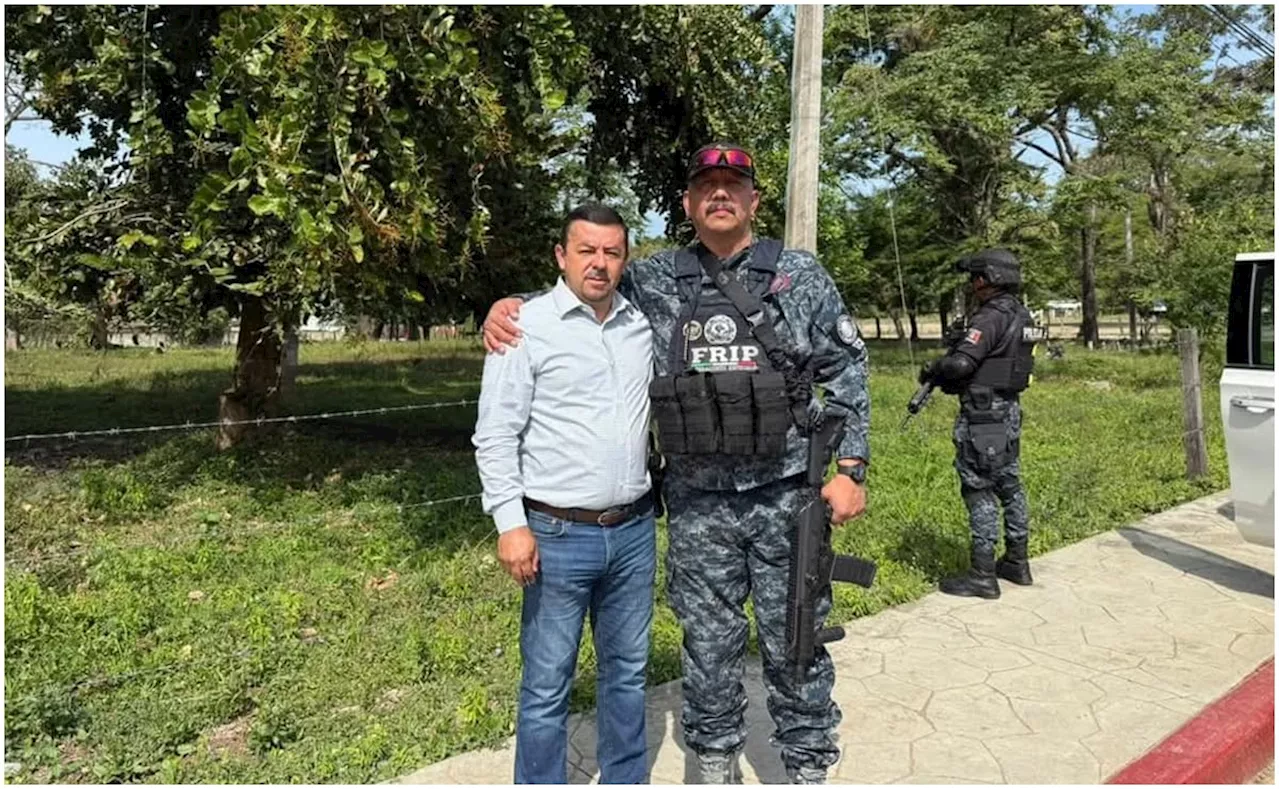 Critican al alcalde de Frontera Comalapa por fotografía con policías estatales