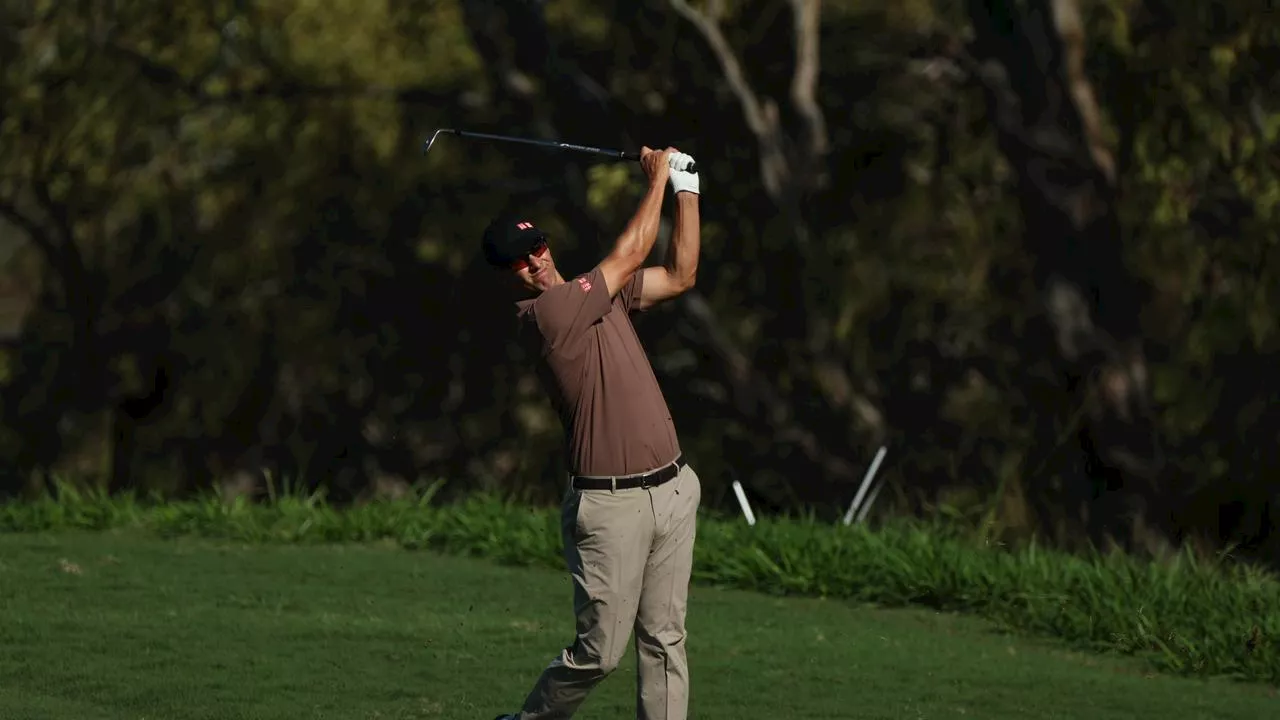 Scott Leads Aussies in Hawaii