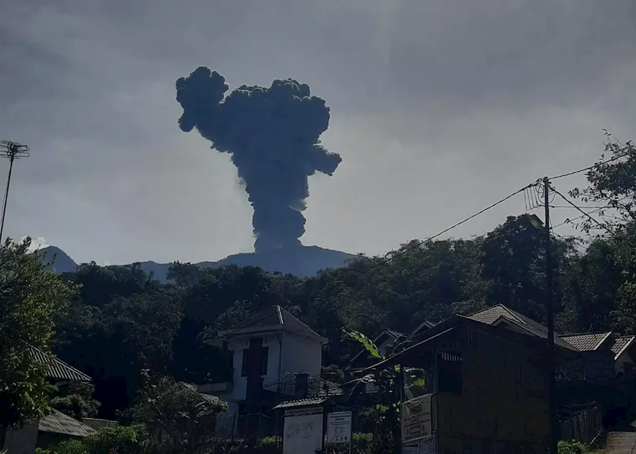 Gunung Marapi Erupsi, Masyarakat Dilarang Masuk Radius 3 KM