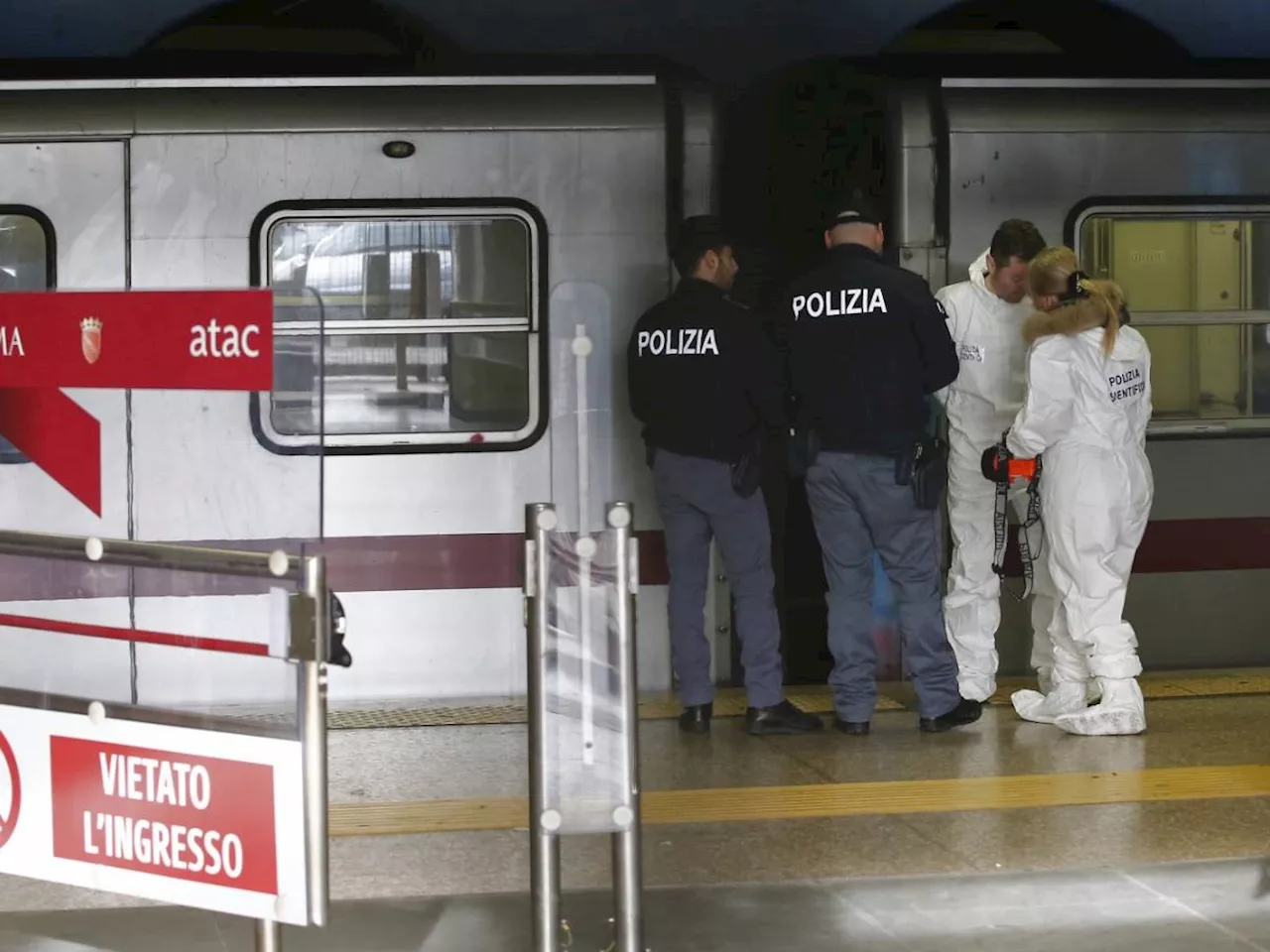 Roma, ubriaco accoltella un 14enne sulla metro e scappa: caccia all'uomo