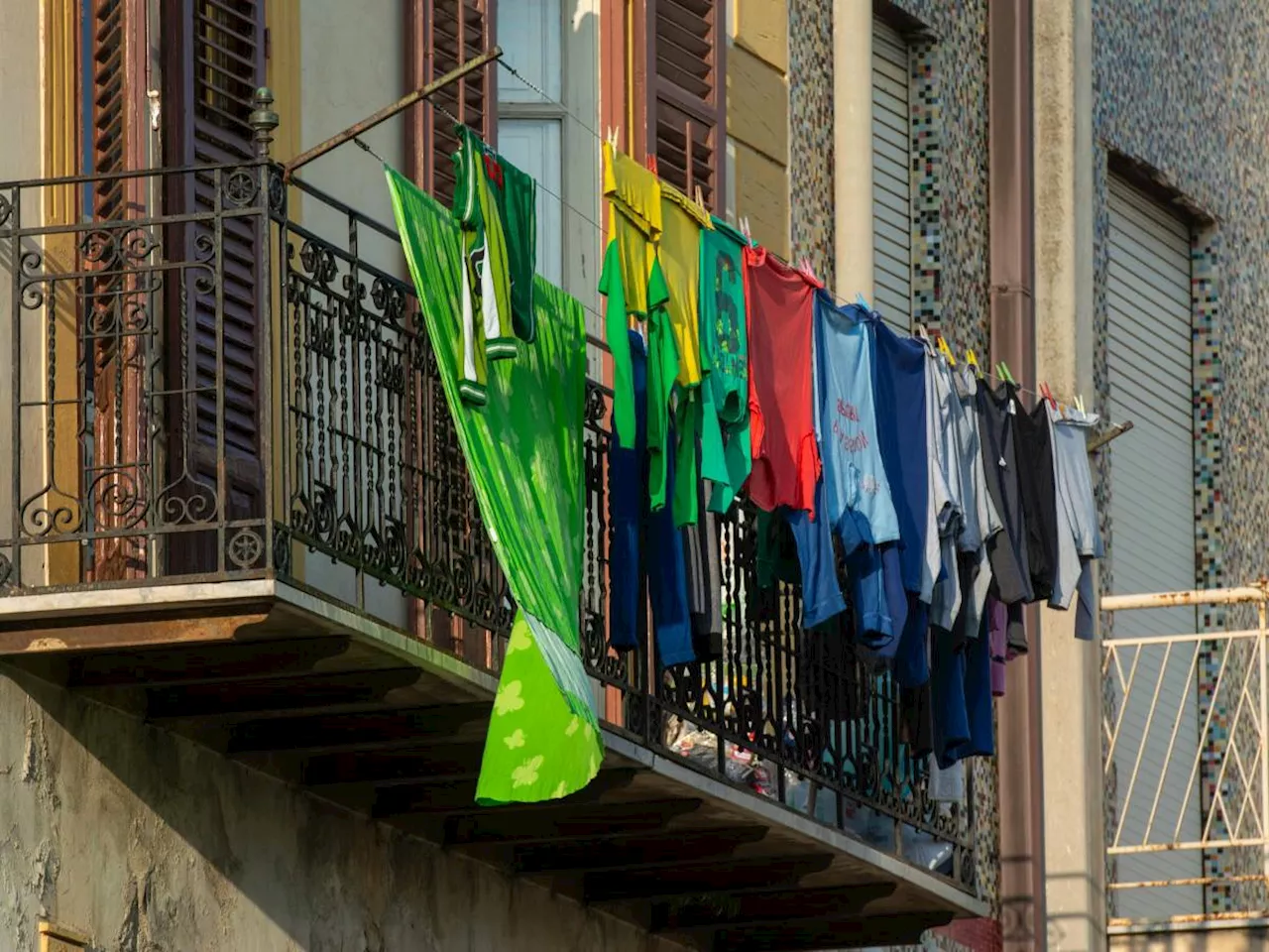 Stendere i panni sul balcone: regole, limiti e soluzioni