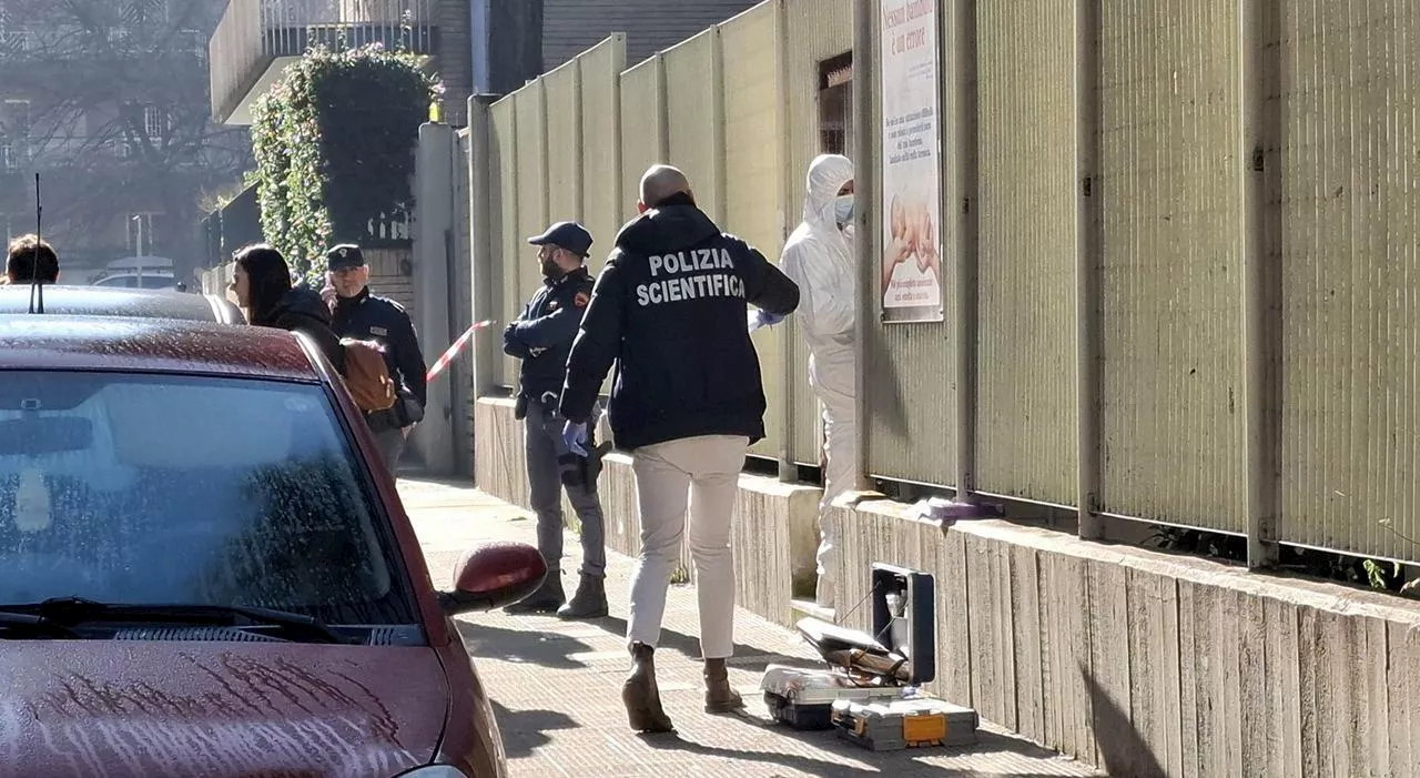 Neonato morto nella culla termica a Bari, indagini sul cellulare del parroco. Le impronte digitali e il blacko