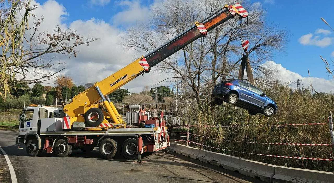 Velletri, macchina finisce nel fosso in via Paganico: recuperata in mattinata. ​Alla guida un ragazzo neopaten