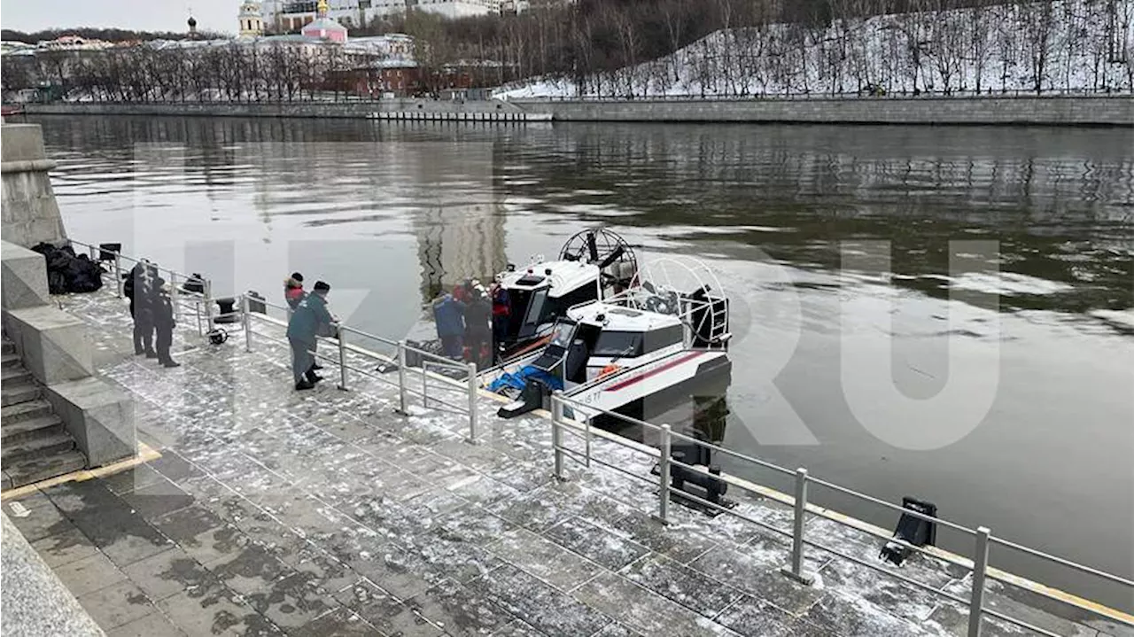 Автомобиль упал в Москву-реку в районе Лужнецкой набережной