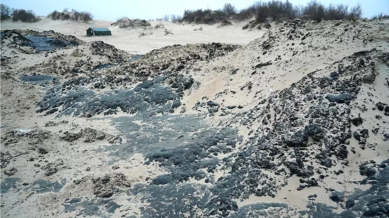 ЧС в Севастополе из-за мазута с затонувших танкеров