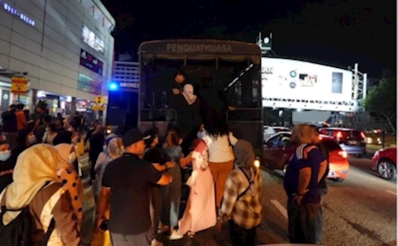 From fainting spells to aggressive tactics: 53 undocumented migrants try to evade arrest in Immigration’s Ampang mall raid