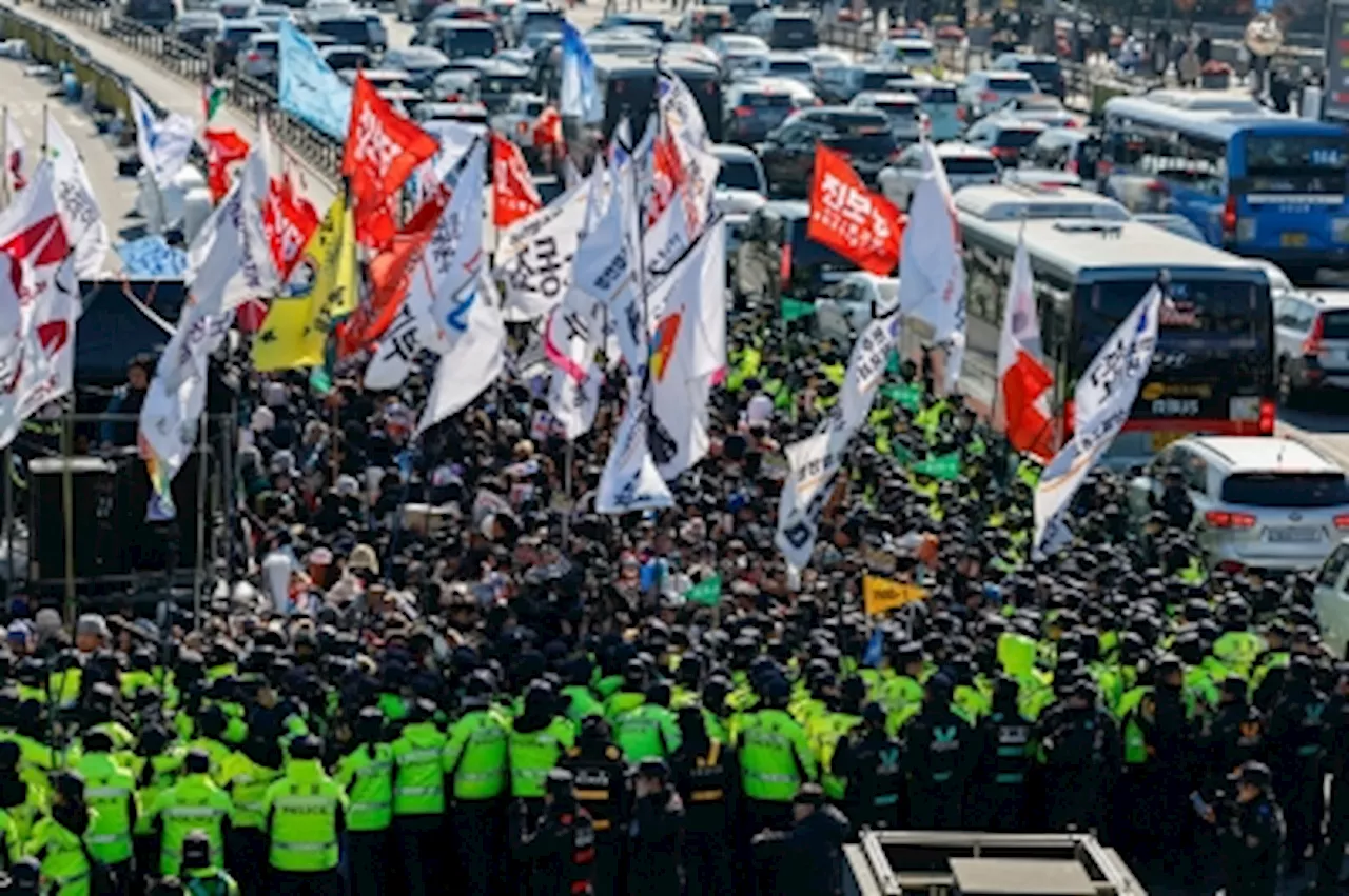 South Korean Investigators Blocked From Arresting Impeached President Yoon Suk Yeol