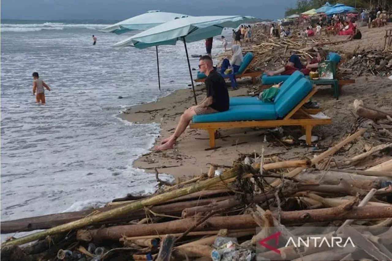 Poltekpar Bali Bersih-bersih Pantai Kuta Atasi Masalah Sampah di Destinasi Wisata